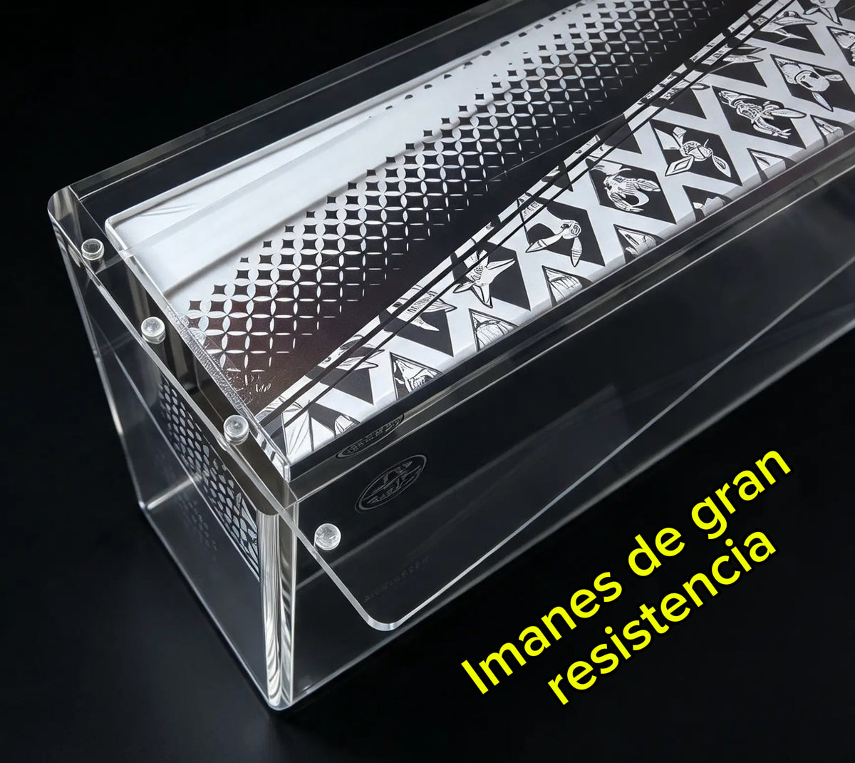 Detalle de los imanes de gran resistencia del protector acrílico para SPC Prismatic Evolutions - Iberian Collect