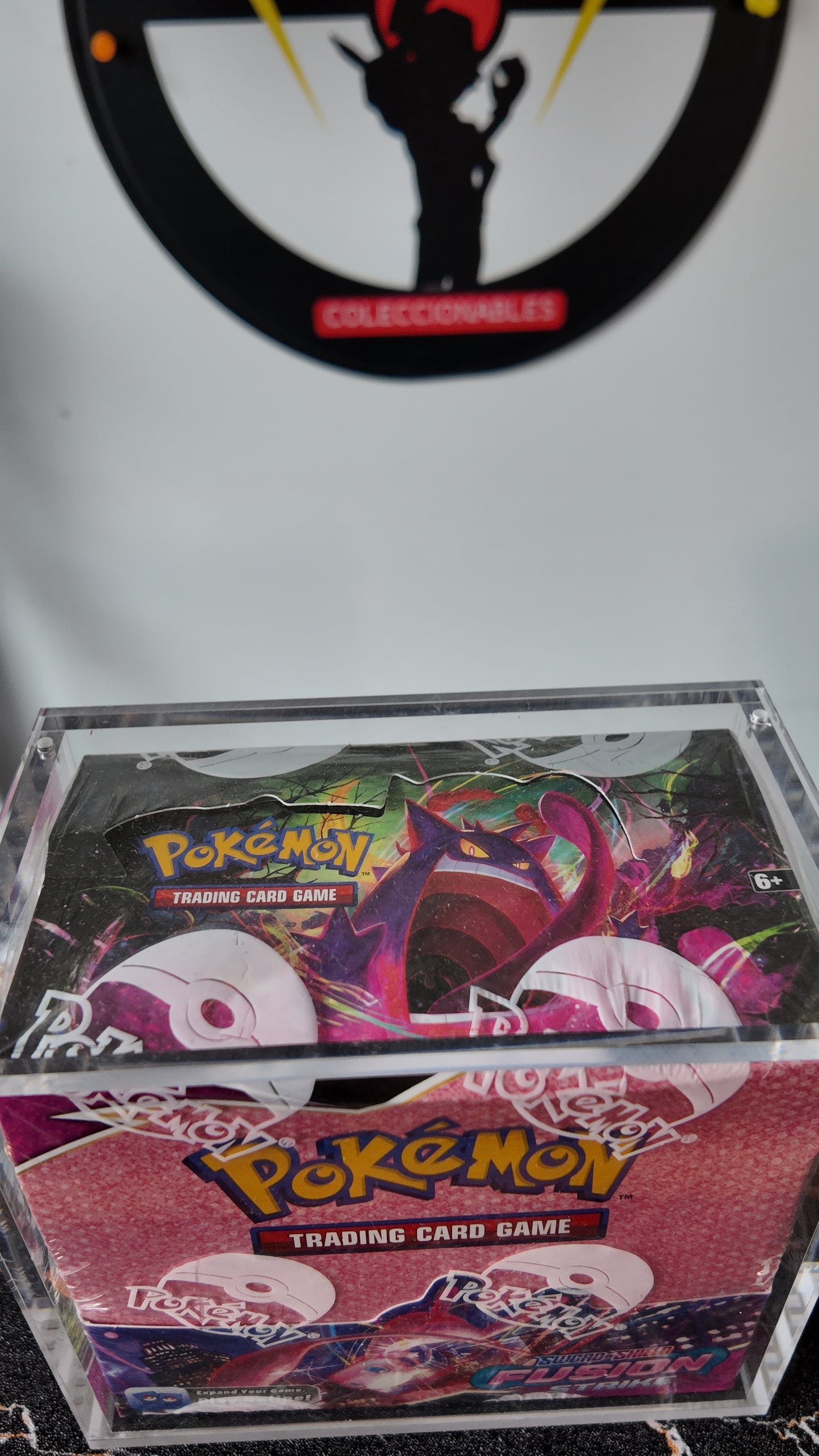 Booster Box Fusión Strike +Acrílico , Ingles
