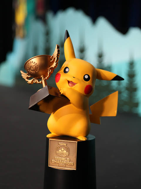 Figura de Pikachu Campeón Mundial con trofeo, Pokémon TCG