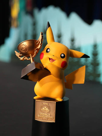 Figura de Pikachu Campeón Mundial con trofeo, Pokémon TCG