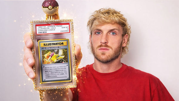 Persona sosteniendo una carta Pokémon Illustrator gradeada PSA 10 dentro de una funda de coleccionista de lujo